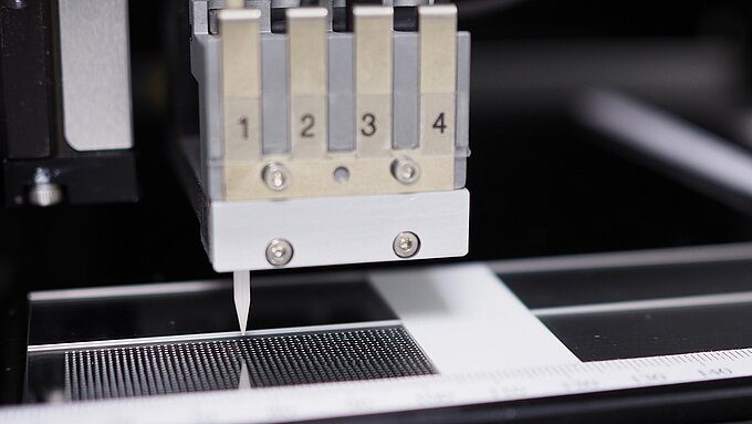 Ultraschnelle Dosierung von Klebstoffen und Lötpasten