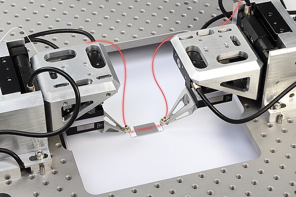 In der industrielle Produktion von Halbleiterbauelementen mit photonischen Strukturen (Wellenleiter, Dioden) erfordert deren Funktionsprüfung eine simultane Optimierung der Ausrichtung von Ein- und Ausgängen mit Nanometer-Genauigkeit.